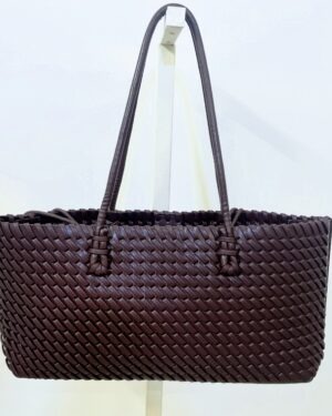 Borsa shopper marrone intrecciata con doppi manici