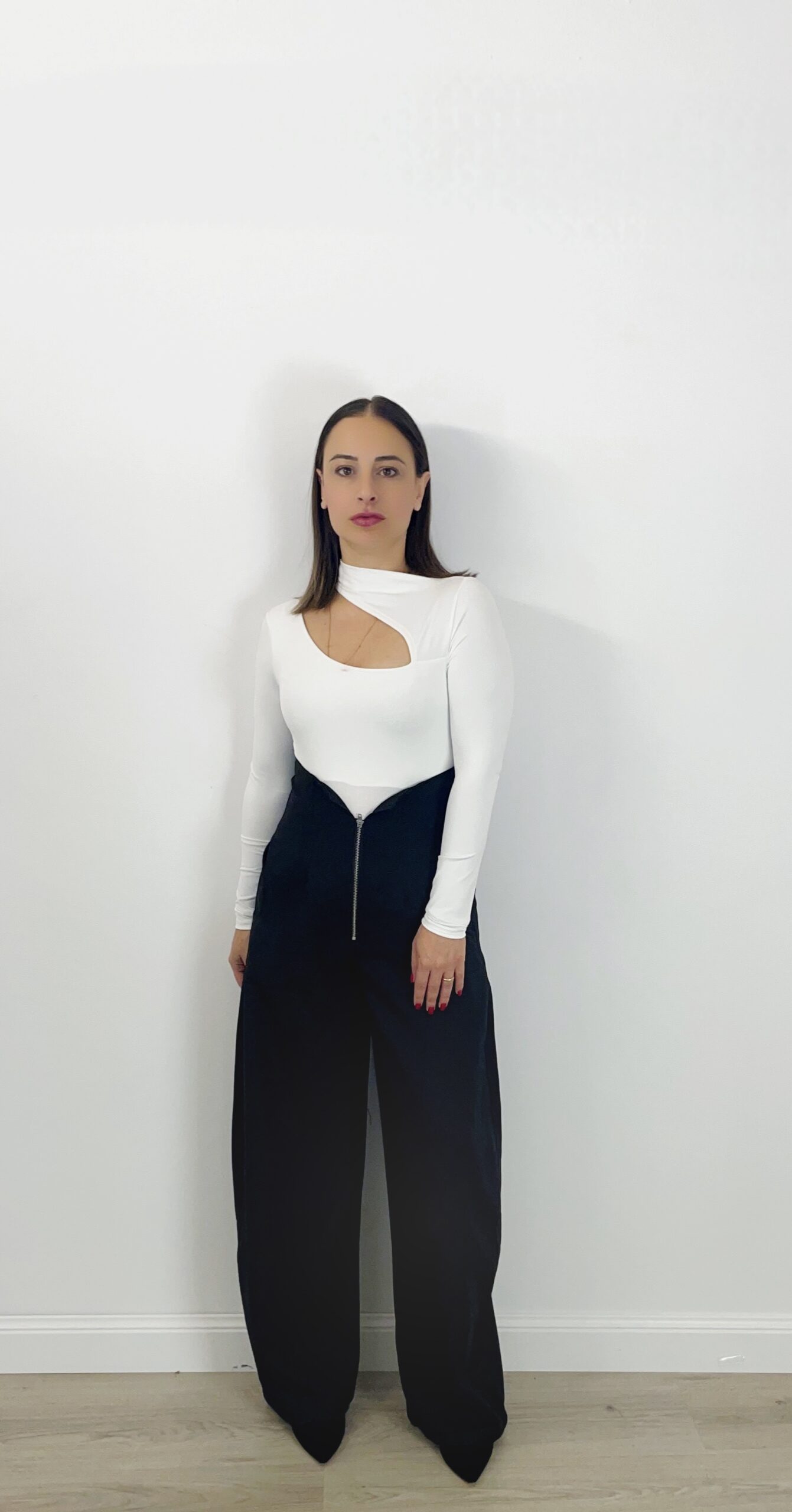 Pantaloni Neri a Vita Alta con Zip Pantaloni neri a vita alta con zip frontale, gamba ampia ed elastico posteriore in vita