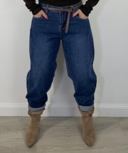 Jeans boyfriend con cintura marrone, denim blu e fondo con risvolto, indossato con stivaletti.