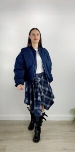 Bomber over blu oversize con zip, tasche laterali ed elastico sul fondo