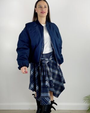 Bomber over blu oversize con zip, tasche laterali ed elastico sul fondo