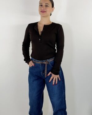 Serafino marrone a costine con maniche lunghe e bottoncini sul davanti, indossata con jeans.