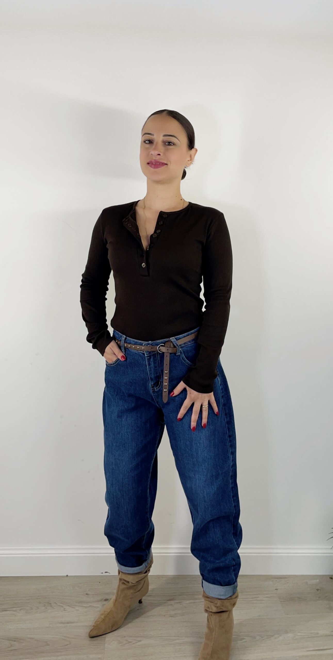 Serafino marrone Serafino marrone a costine con maniche lunghe e bottoncini sul davanti, indossata con jeans.