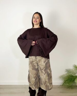 Maglia con maniche ampie marrone in cotone, girocollo e taglio boxy a scatoletta