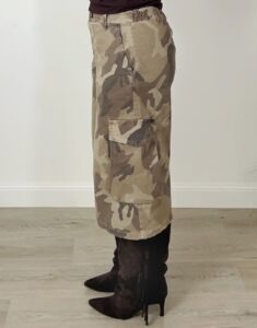 Bermuda cargo mimetico con tasconi sulle gambe, bottone, zip ed elastico posteriore in vita