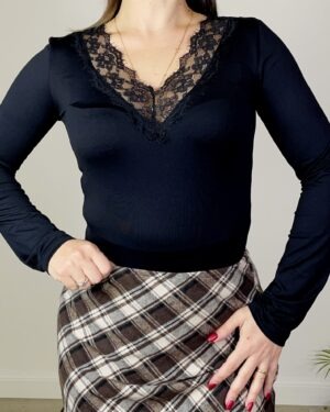 Maglia a scollo V in pizzo nera con maniche lunghe e bordo in pizzo floreale sulla scollatura