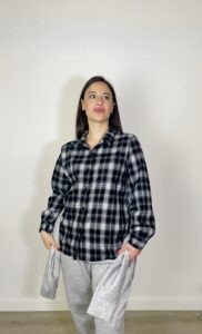 Camicia check nera a quadri bianchi e grigi, con colletto, bottoni e maniche lunghe