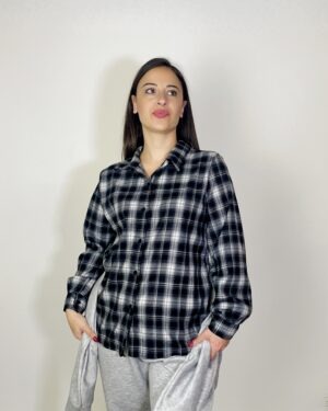Camicia check nera a quadri bianchi e grigi, con colletto, bottoni e maniche lunghe