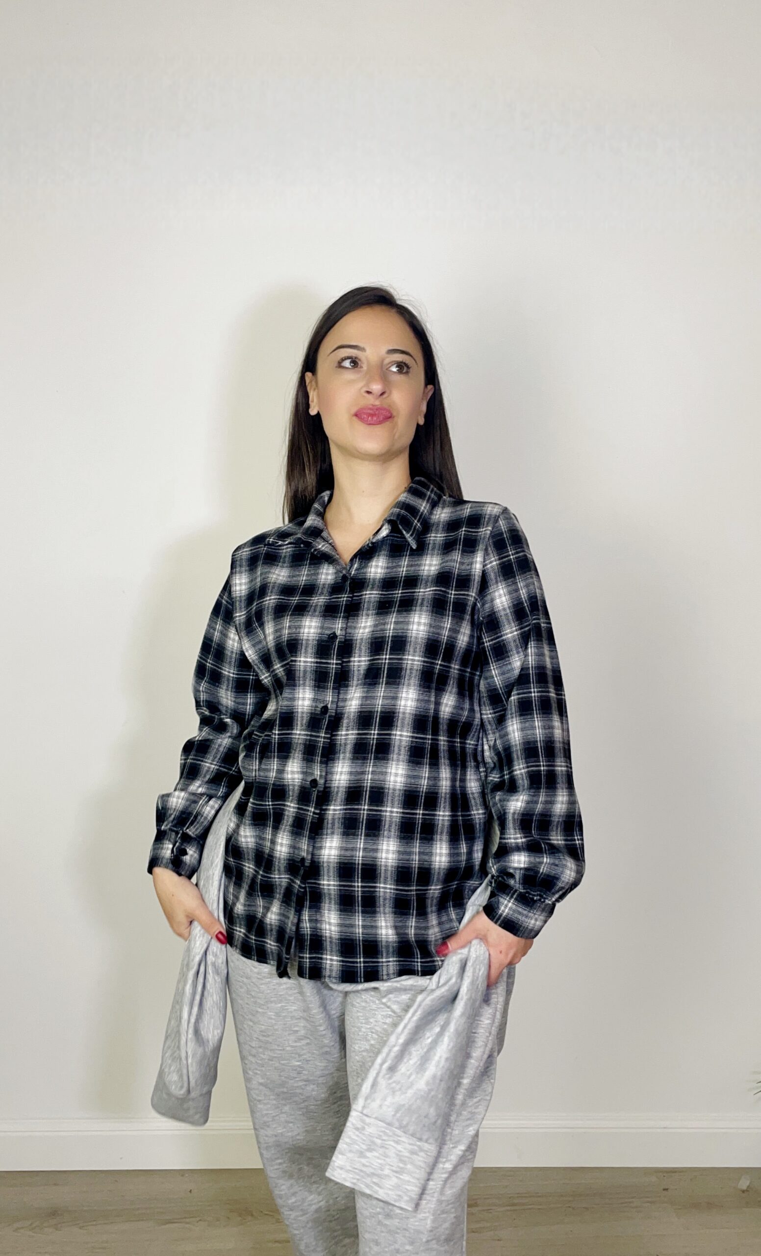 Camicia check nera Camicia check nera a quadri bianchi e grigi, con colletto, bottoni e maniche lunghe