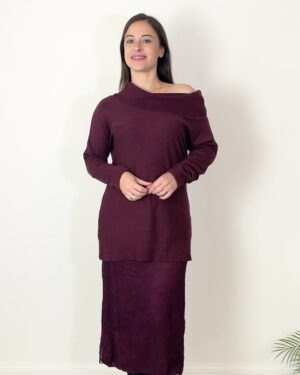 Maxi maglia bordeaux con scollo ampio a fascia, maniche lunghe e fondo a costine