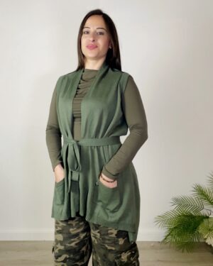 Smanicato maglia verde asimmetrico con tasche e cintura annodata in vita