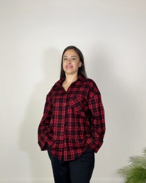 Camicia check rossa e nera con colletto e chiusura con bottoni, vestibilità fino alla taglia 46