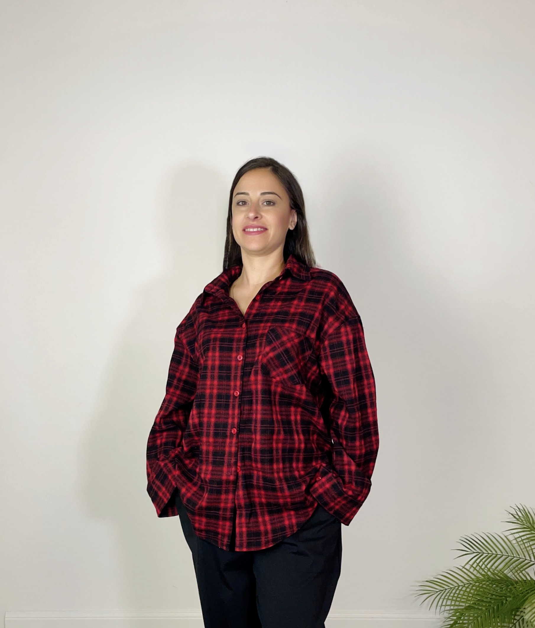 Camicia check rossa e nera Camicia check rossa e nera con colletto e chiusura con bottoni, vestibilità fino alla taglia 46