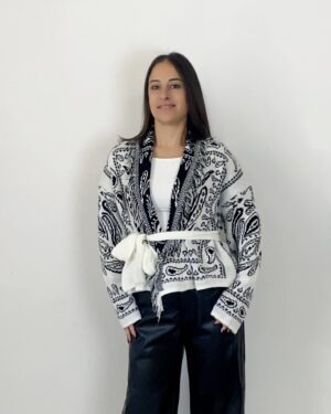 Dettaglio del pantalone nero in ecopelle con bordo in pizzo in vita, bottone frontale e tasca laterale.