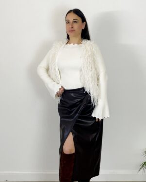 Gilet Nuvola bianco indossato con maglia smerlata bianca e gonna marrone in ecopelle.