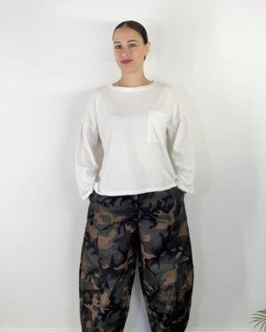 Pantalone balloon mimetico in tessuto tecnico con elastico in vita, tasche a filo e fondo regolabile con bottoni.
